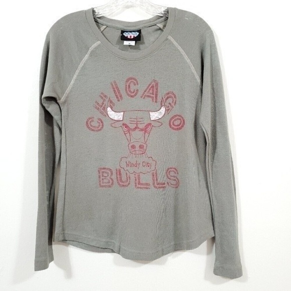Junk Food Clothing Chicago Bulls Long Sleeve Tee in Gray with Red Logo